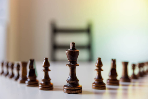 Planowanie strategii z figury szachowe na stole. Pojęcie strategii, przywództwa i praca zespołowa. - Zdjęcie, obraz