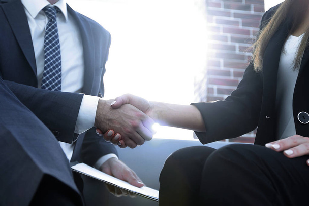 Close-up of two business people shaking hands - Foto, imagen