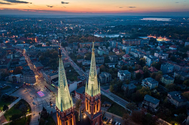 空中ドローン リブニク大聖堂と市内中心部の眺望。リブニク南西ポーランド、シロンスク県の都市であります。. - 写真・画像
