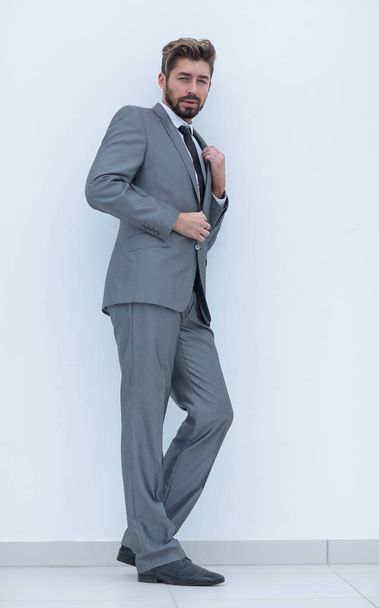 side view of an arrogant stylish man in suit - Foto, afbeelding