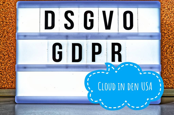 Placa iluminada con la inscripción DSGVO y GDPR (Reglamento General de Protección de Datos) morado en inglés GDPR (Reglamento General de Protección de Datos) y la inscripción Cloud in den USA en inglés: Cloud in the USA
 - Foto, Imagen