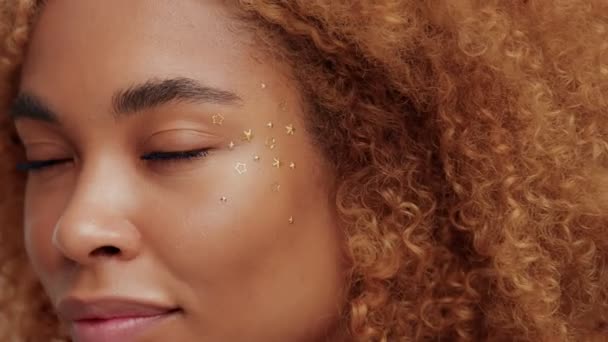 mixte race femme avec grand bouclé afro blonde cheveux en studio
 - Séquence, vidéo