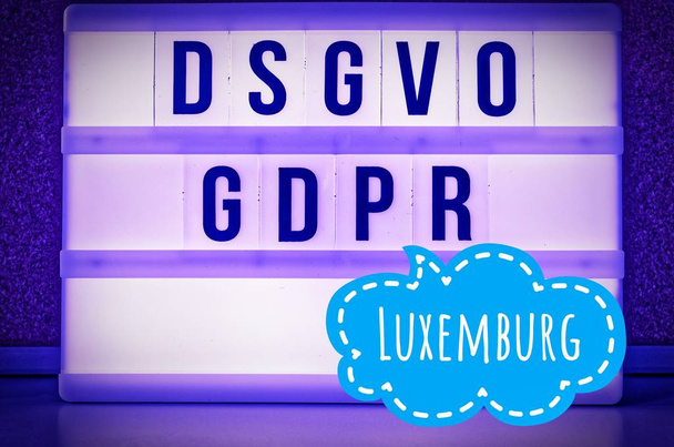 Világító tábla a felirat Dsgvo és a Gdpr (általános adatvédelmi rendeletben) lila angol Gdpr (általános adatvédelmi rendeletben) és a felirat luxemburgi-angol nyelven: Luxemburg - Fotó, kép