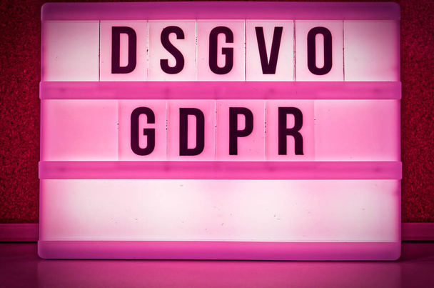 Világító tábla, alatta a felirat Dsgvo és az angol Gdpr (általános adatvédelmi rendeletben Gdpr (Datenschutzgrundverordnung) lila) - Fotó, kép