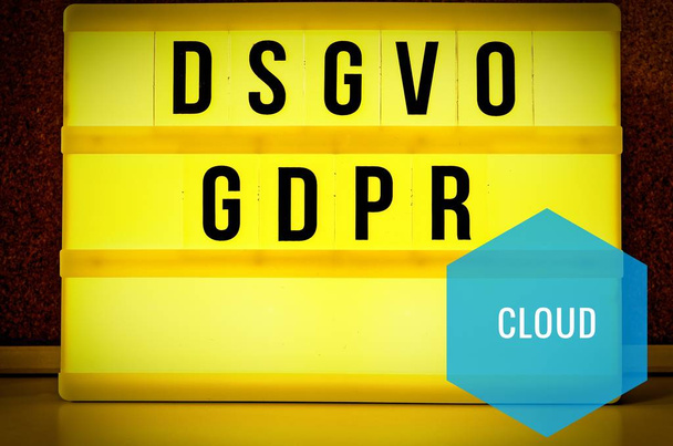 Φωτίζεται το Διοικητικό Συμβούλιο με την επιγραφή Dsgvo και κίτρινο ΑΕγχΠΠ (γενικός κανονισμός για την προστασία των δεδομένων) στα Αγγλικά ΑΕγχΠΠ (γενικός κανονισμός για την προστασία των δεδομένων) και η επιγραφή στο Cloud (Cloud) στα Αγγλικά: σύννεφο - Φωτογραφία, εικόνα