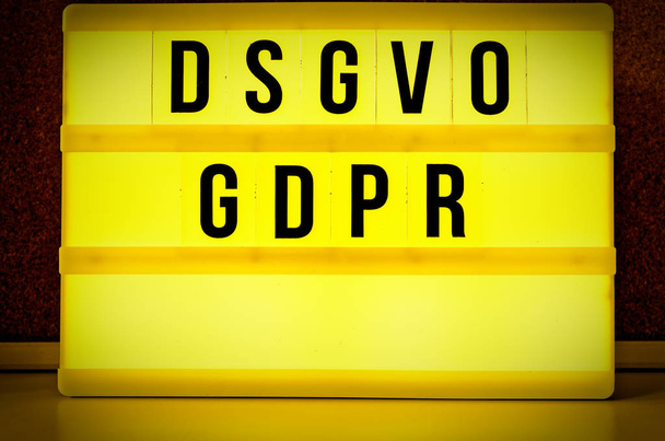 Иллюминированная доска с надписью DSGVO и GDPR (Datenschutzgrundverordnung) желтого цвета на английском языке GDPR (General Data Protection Regulation
) - Фото, изображение
