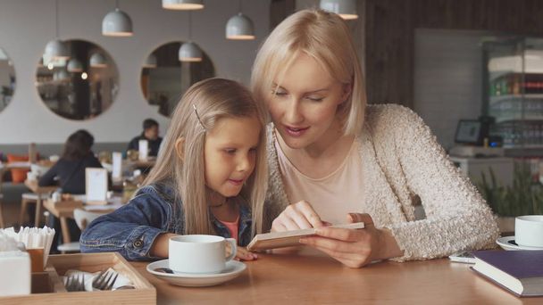 Mother and daughter look at the menu - 写真・画像