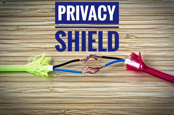 Värikkäät kaapelit erotettiin ja hätävara korjattiin kirjoituksella Privacy Shield
 - Valokuva, kuva