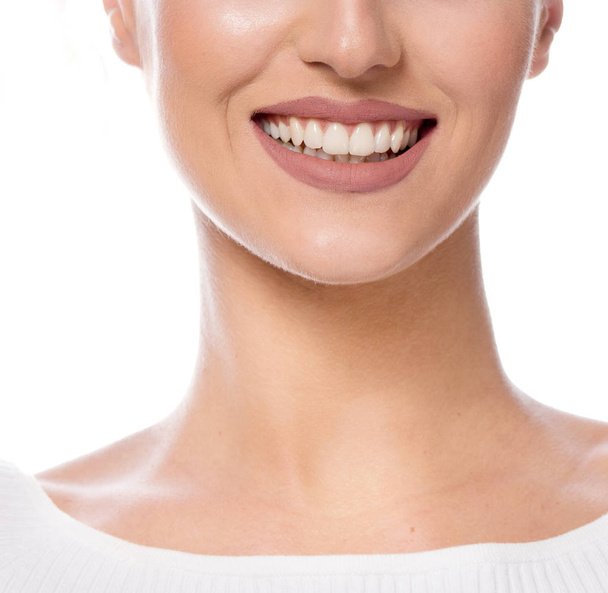 kauneus muotokuva houkutteleva nuori valkoihoinen onnellinen hymyilevä nainen eristetty valkoinen studio ampui kiivi hedelmä kasvot meikki katselee kameraan
 - Valokuva, kuva