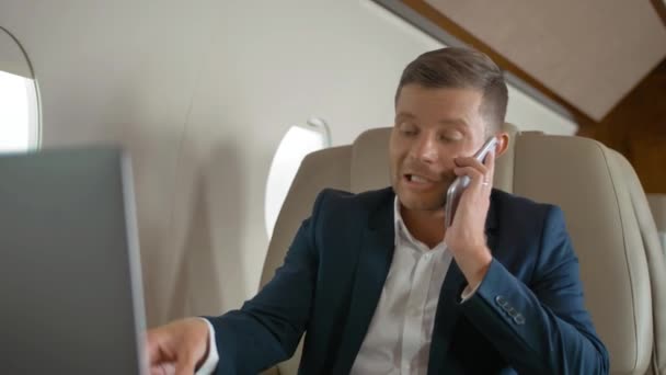 Счастливый богатый взрослый бизнесмен разговаривает по телефону и во время путешествия на бизнес-джете
 - Кадры, видео
