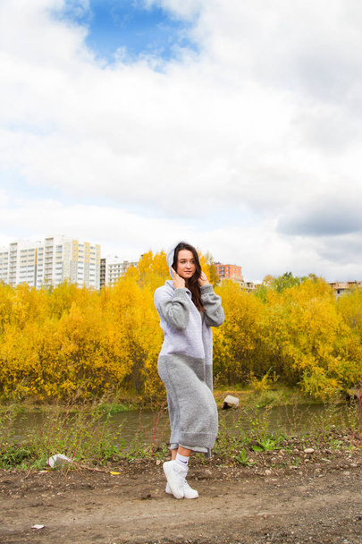 Girl in the autumn city - Fotografie, Obrázek