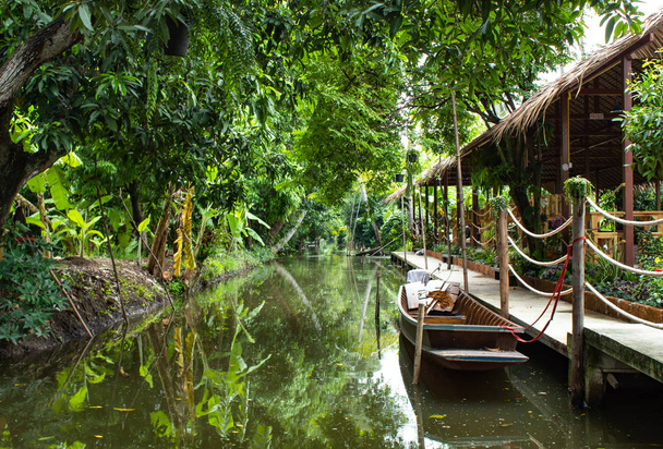 Деревянная лодка, плавающая в воде природы
. - Фото, изображение