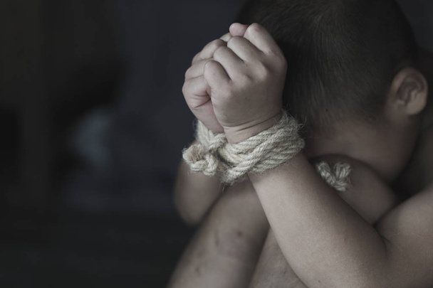 Зупинити дитини насильством і торгівлею людьми. Зупинити насильство проти дітей, дитина рабства в кут зображення розмиття, концепція день прав людини. - Фото, зображення