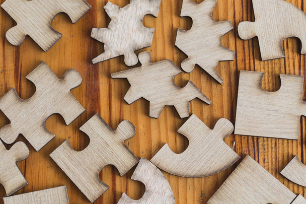  деревянная головоломка, разбросанная по полу из деревянных досок, бизнес-концепция
 - Фото, изображение