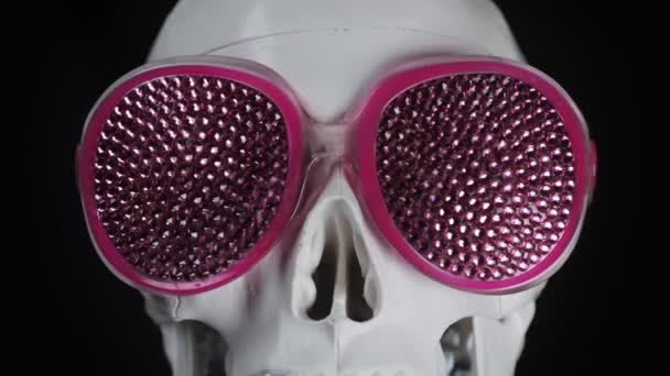 κρανίο με vintage ροζ αφρώδη γυαλιά ηλίου - Πλάνα, βίντεο
