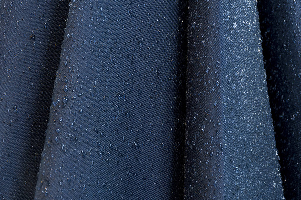 Kapky vody na modrou tkaninou. Abstraktní pozadí - Fotografie, Obrázek