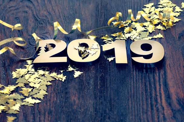 Felice anno nuovo 2019. Simbolo dal numero 2019 su sfondo di legno
 - Foto, immagini