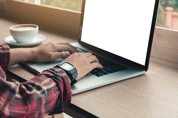 Jonge student te typen toetsenbord laptop en leeg scherm bij koffie café. - Foto, afbeelding