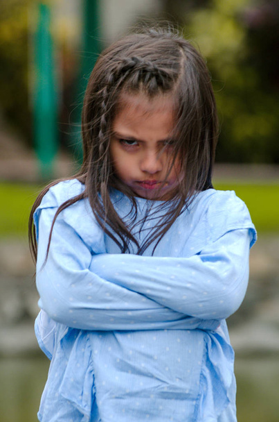 Θυμωμένος λίγο κορίτσι δείχνει απογοήτευση και διαφωνία - Φωτογραφία, εικόνα