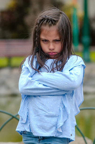 Vihainen pieni tyttö osoittaa turhautumista ja erimielisyyttä
 - Valokuva, kuva