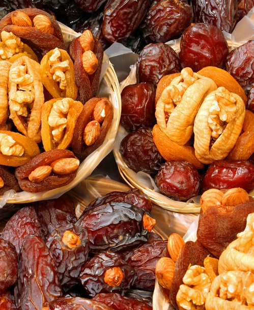 αποξηραμένα βερίκοκα και σύκα και άλλα αποξηραμένα φρούτα γεμιστά με καρύδια προς πώληση - Φωτογραφία, εικόνα