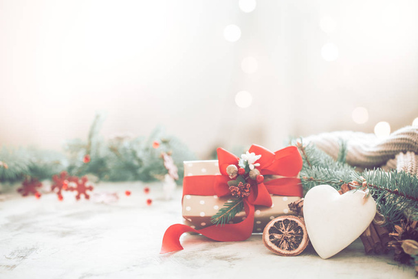 Fundo festivo com um coração e um presente com um arco vermelho em um fundo claro, o conceito de Natal e as férias
 - Foto, Imagem