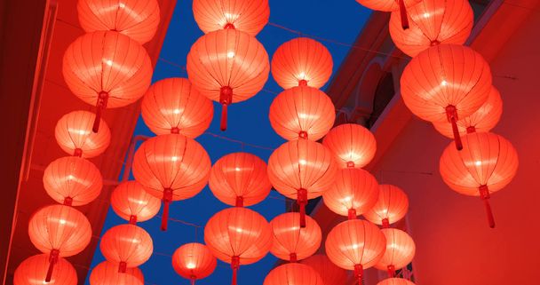 Decoración tradicional de linterna china roja para el año nuevo chino por la noche
 - Foto, Imagen