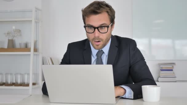 Shocked Businessman Wondering in Awe at Work - Metraje, vídeo