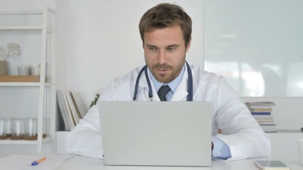 Doctor Working in Clinic On Laptop - Video, Çekim