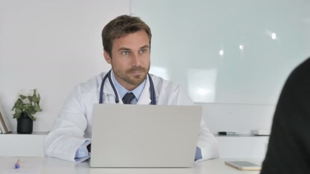 Lekarz słuchać pacjenta i pomoc z problemami zdrowotnymi - Materiał filmowy, wideo