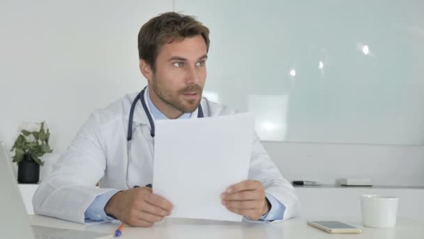 Doctor Sharing Medical Report with Patient, Giving Documents - Materiał filmowy, wideo