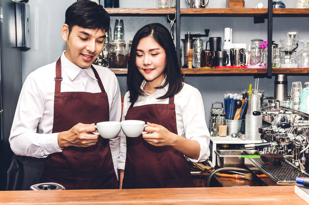 笑みを浮かべて、カフェでカウンター バーの背後に働くカップル小企業所有者の肖像画。カップル バリスタ カフェでコーヒーのコーヒー マシンを使用して - 写真・画像