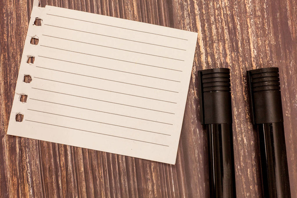 Concepto de negocio de diseño Espacio de copia vacío moderno fondo abstracto Cuaderno roto en blanco Página Dos plumas marcadoras con tapa para escribir superficie de madera
 - Foto, imagen