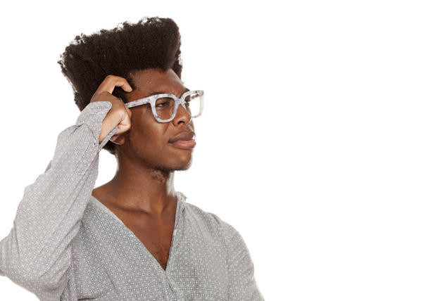 Beyaz bir arka plan üzerinde izole genç dalgın ve yakışıklı Afro Amerikan hipster şık bir adam. insanlar yaşam tarzı kavramı - Fotoğraf, Görsel