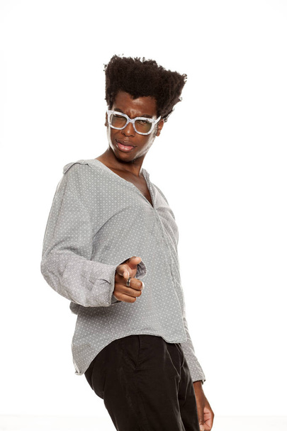 Jeune beau afro-américain chic hipster gars pointant vers vous sur un fond blanc. concept de style de vie
 - Photo, image