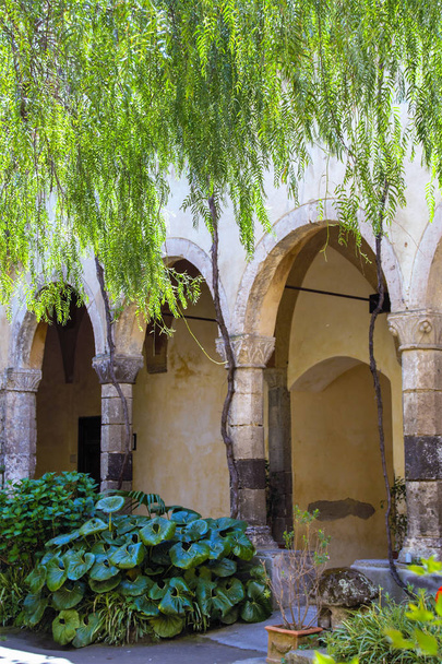 El claustro medieval de San Francisco en Sorrento, Nápoles, Italia
 - Foto, imagen