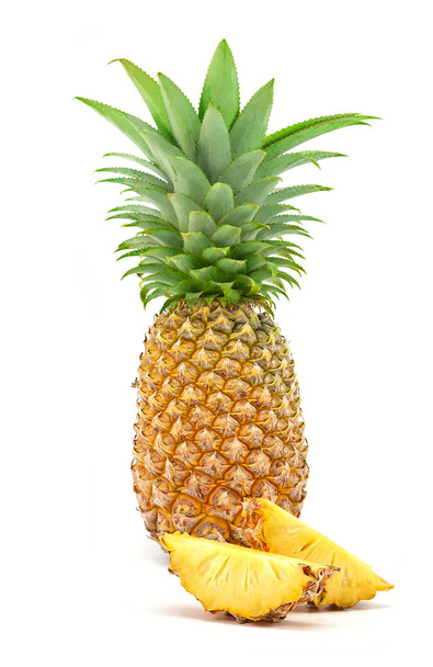 čerstvý ananas plátky s listy izolované na bílém pozadí. - Fotografie, Obrázek