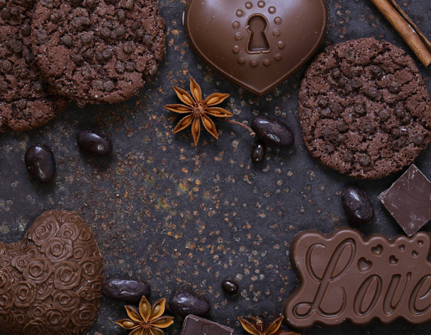 Çikolatalı kurabiye ve şeker kahverengi bir arka plan üzerinde - Fotoğraf, Görsel
