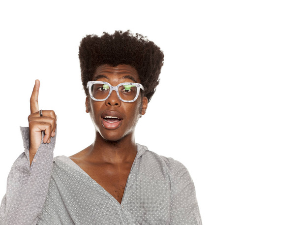 Młody przystojny Afro american stylowe hipster facet skierowaną w górę na białym tle. koncepcja reklama - Zdjęcie, obraz