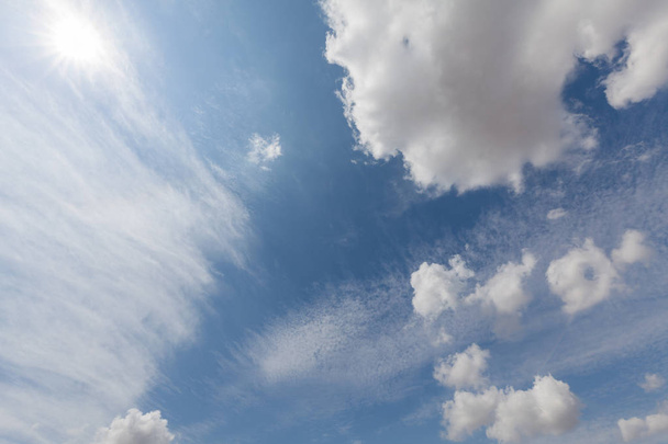 Nuvens brancas bonitas e fundo azul céu sobre a Inglaterra Reino Unido. Fundo de paisagem nublado fofo e wispy
 - Foto, Imagem
