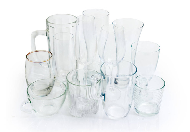 Різні порожні пивні келихи, келихи для вина, скляні бокали та чашки на білому тлі
 - Фото, зображення