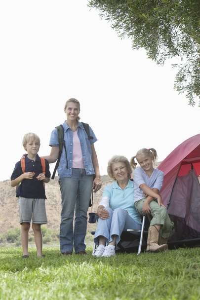Niños con madre y abuela en viaje de camping
 - Foto, imagen