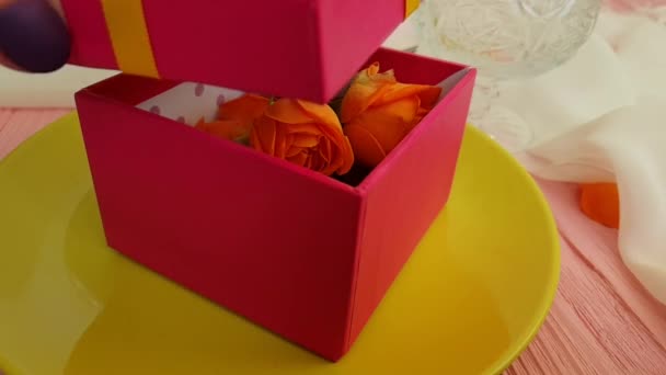δώρο κουτί το τριαντάφυλλο πλάκα αργή κίνηση χεριών - Πλάνα, βίντεο