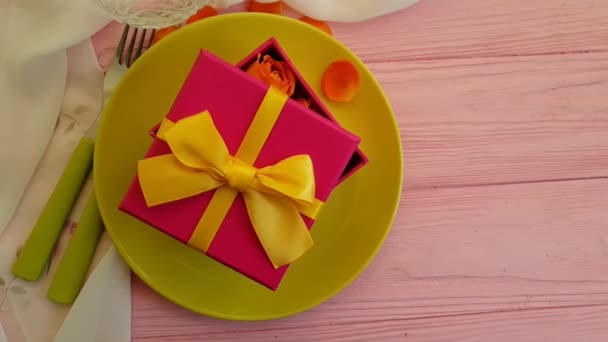 gift box rose flower plate slow motion - Footage, Video