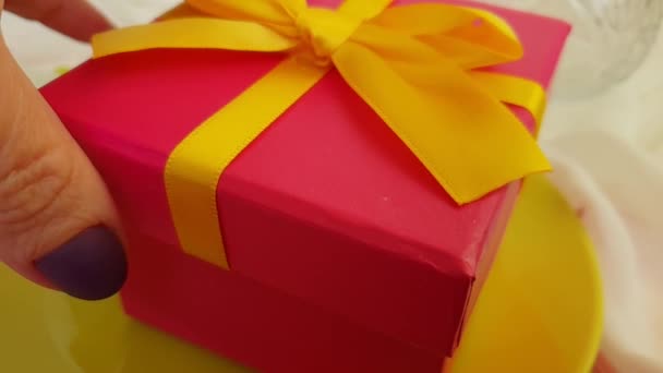 caja de regalo rosa flor plato cámara lenta mano
 - Metraje, vídeo