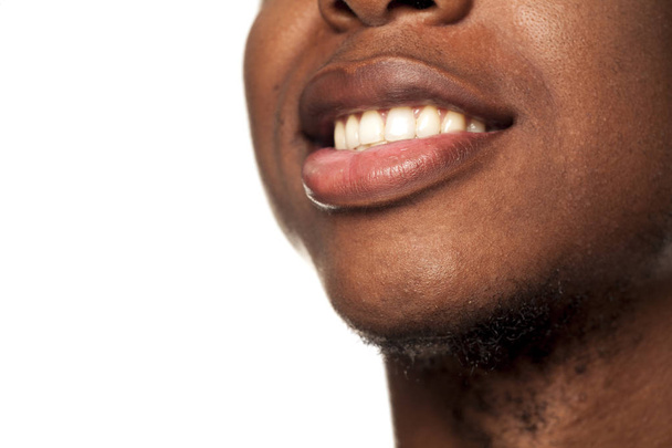 Smile Vértes egy fiatal fekete afro-amerikai srác, fehér háttér - Fotó, kép