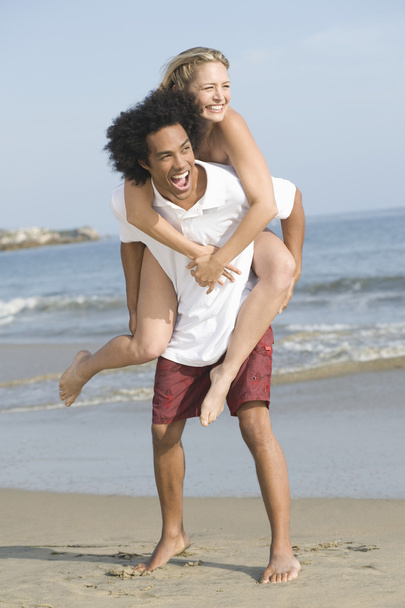 Casal feliz desfrutando na praia
 - Foto, Imagem