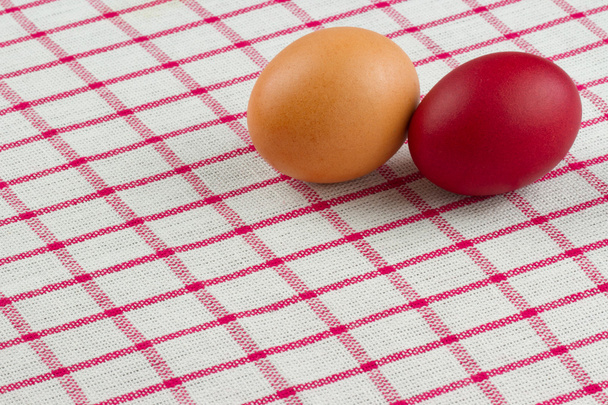 ovos de Páscoa um tecido vermelho verificado
 - Foto, Imagem