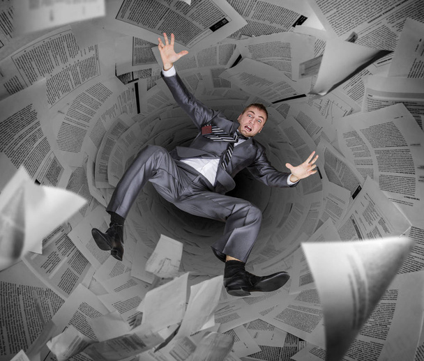 Gek zakenman verdrinken in een stapel van papers en rapporten, bureaucratie en routine in het bedrijfsleven - Foto, afbeelding