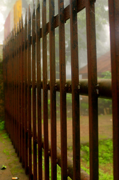 Старый ржавый забор
 - Фото, изображение